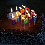 【今日の短歌】ショートケーキを箸もて食し生誕というささやかなエラーを祝う　(内山晶太)