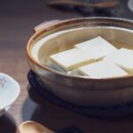 【今日の短歌】白湯気のなかの豆腐をすくふとき豆腐か湯気かふふとわらへり　(小島ゆかり)